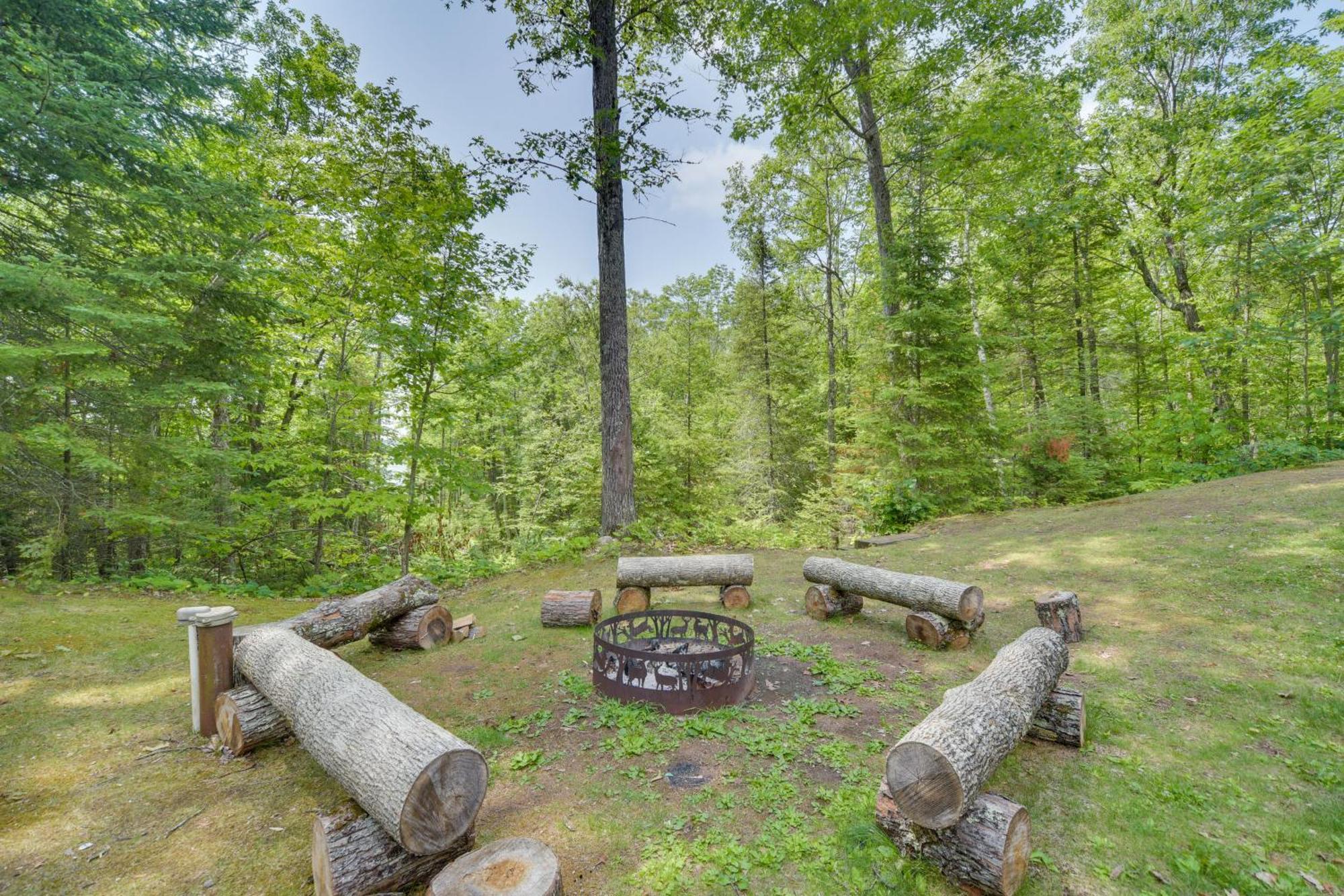 Scenic Hayward Lake View Retreat With Fire Pit エクステリア 写真